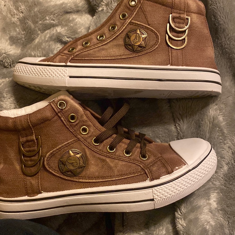 brown off-brand converse